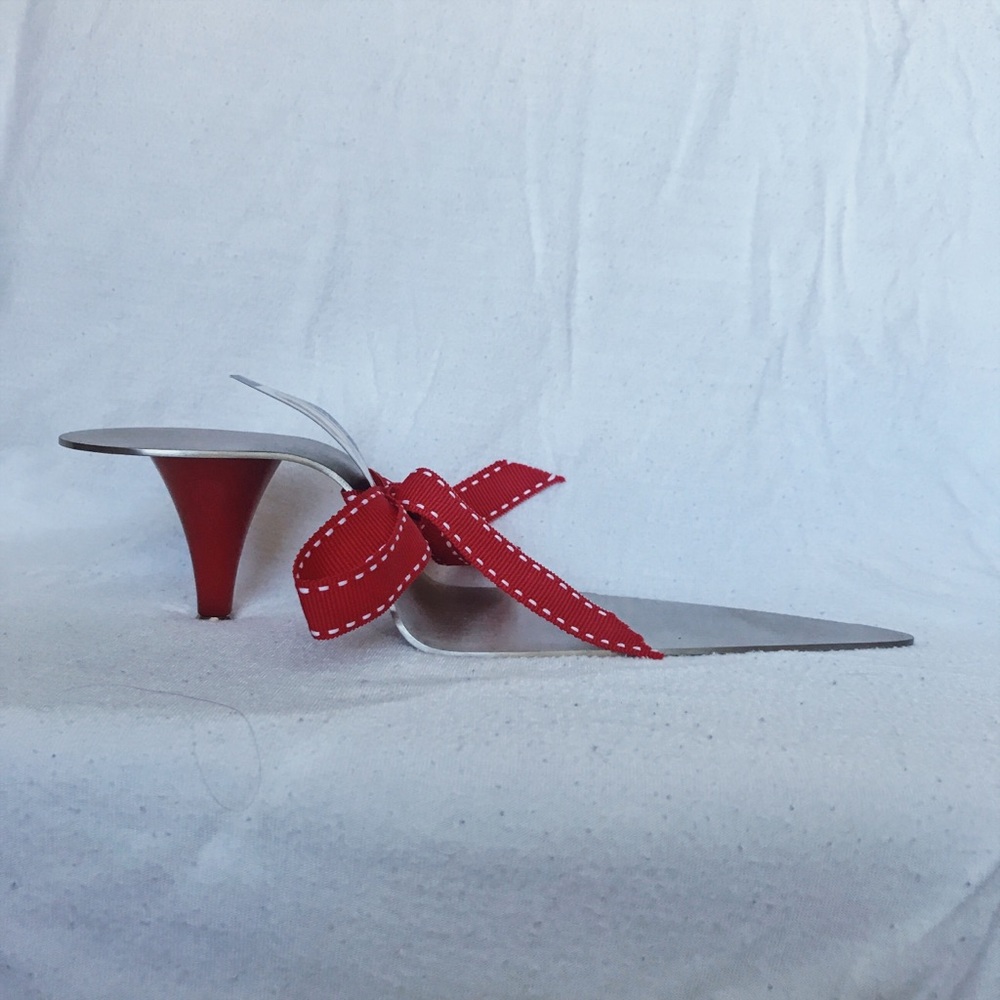 BOGO High Heel Cake Server